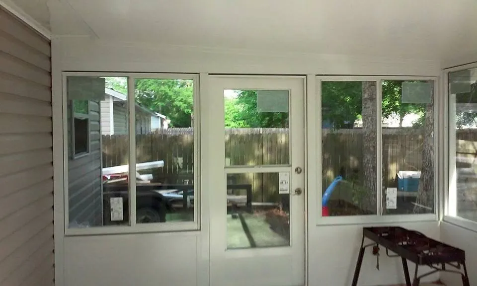 SUNROOM WITH HORIZONTAL SLIDING WINDOWS