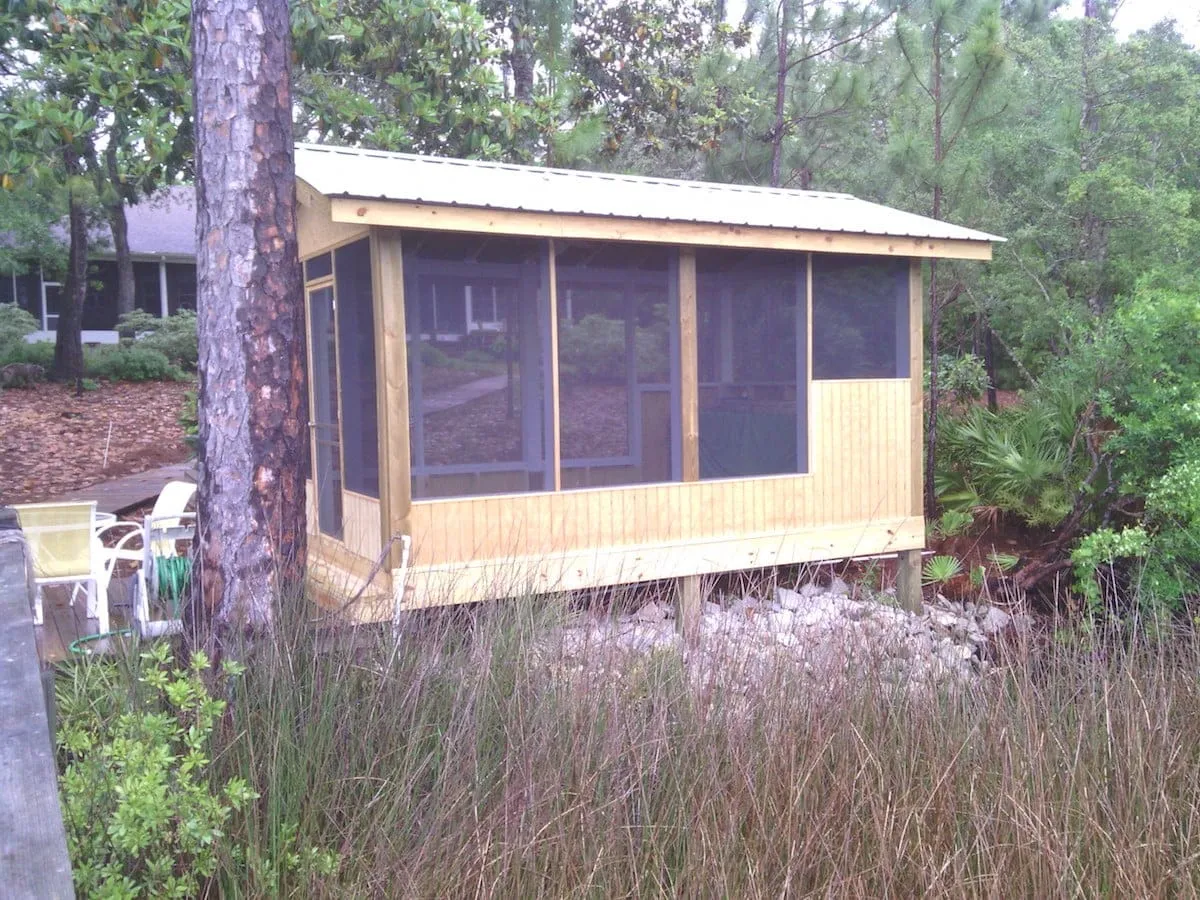 SCREEN ROOM BY THE DOCK