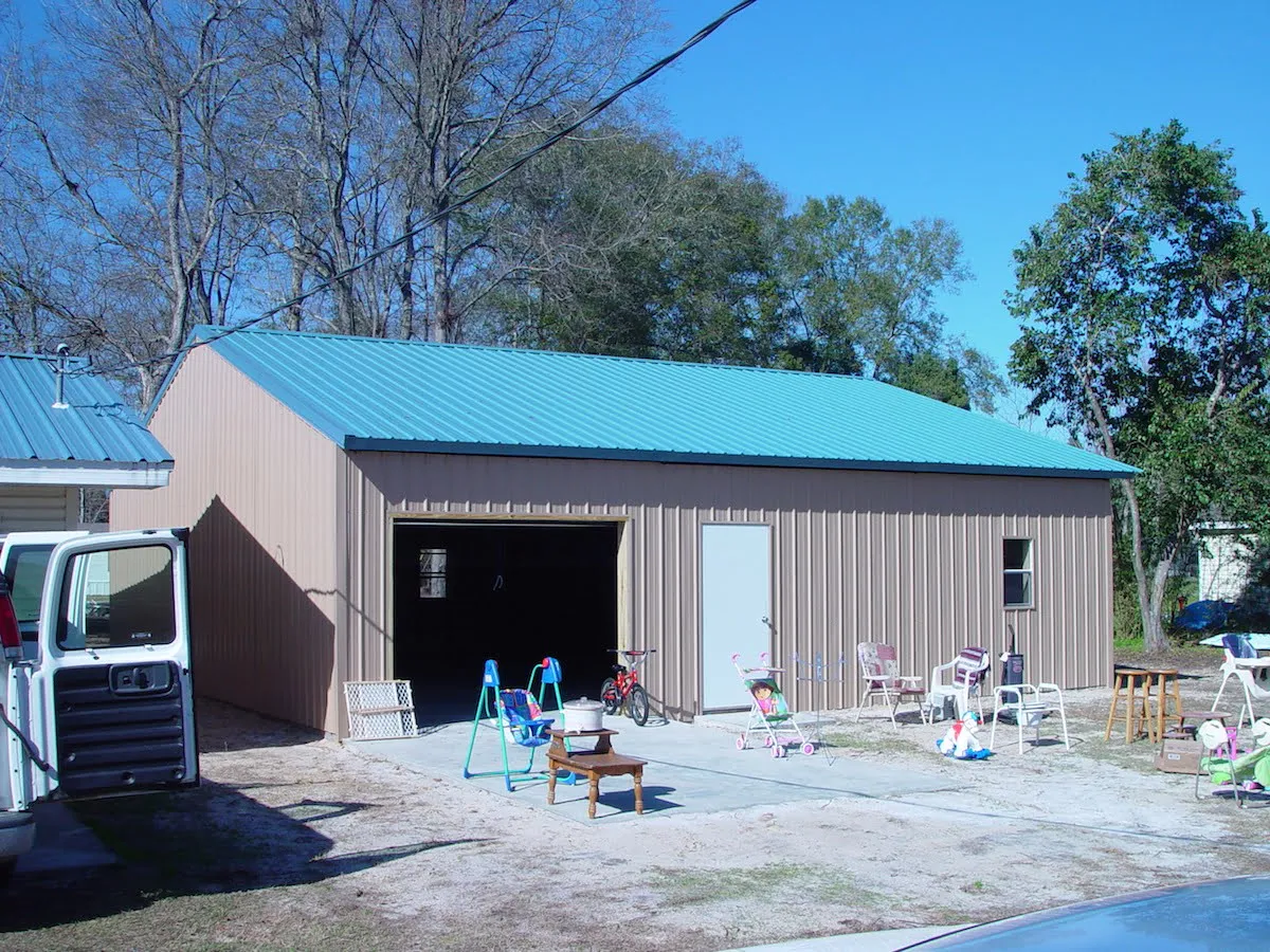 24x48 ENCLOSED POLE BARN BLUE ROOF