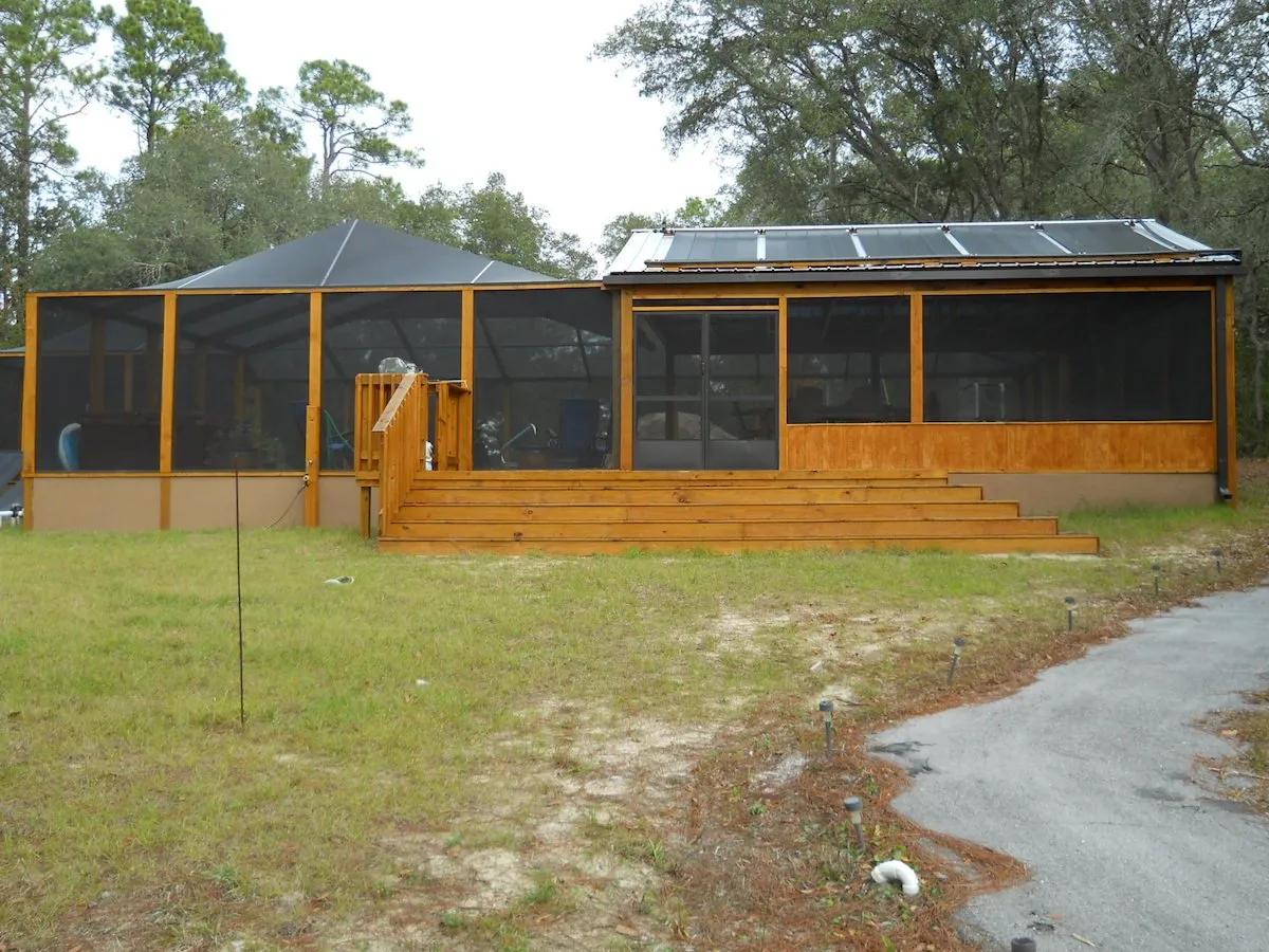 POLL ENCLOSURE AND SCREEN ROOM COMBO
